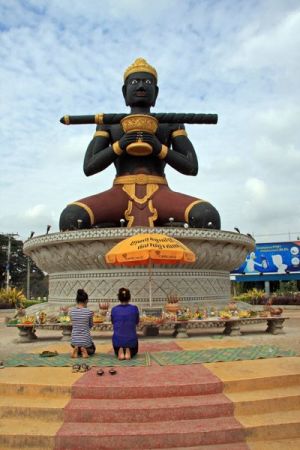 Ta Dambong Statue